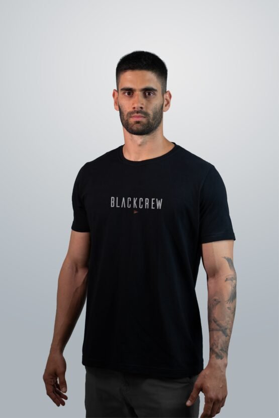 Modelo usando T-shirt da Crew