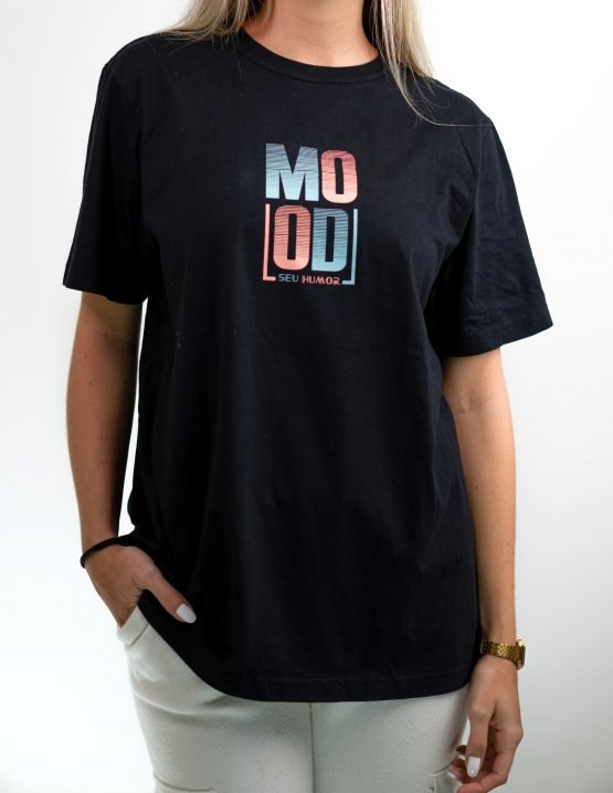 Modelo usando o Blusão Mood Seu Humor