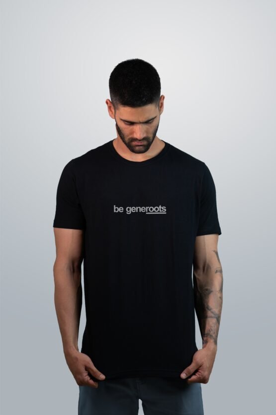 Modelo usando T-shirt Be Generoots