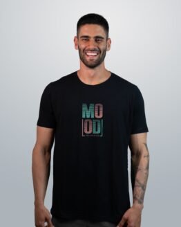 Modelo usando T-shirt Mood