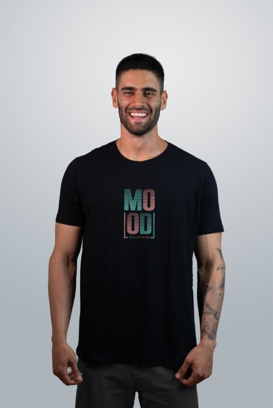 Modelo usando T-shirt Mood