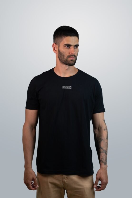 Modelo usando T-shirt BC