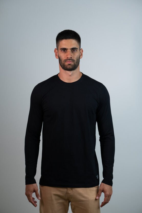 Modelo usando Camiseta Cover Manga Longa