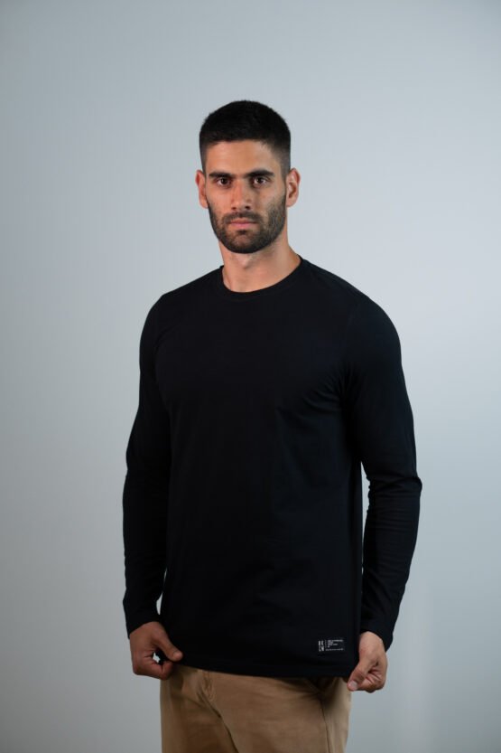 Modelo usando Camiseta Cover Manga Longa
