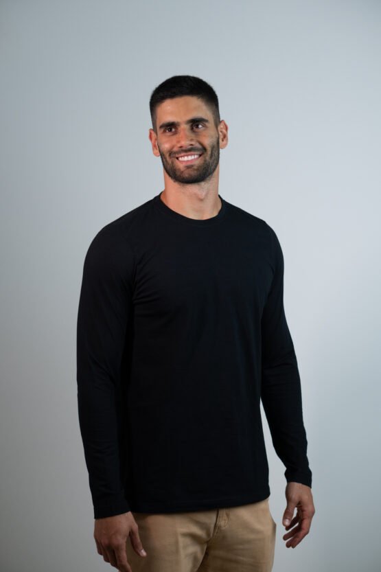 Modelo usando Camiseta Cover Manga Longa