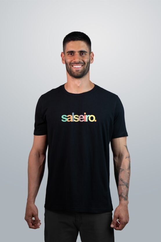 Modelo Usando T-shirt Salseiro