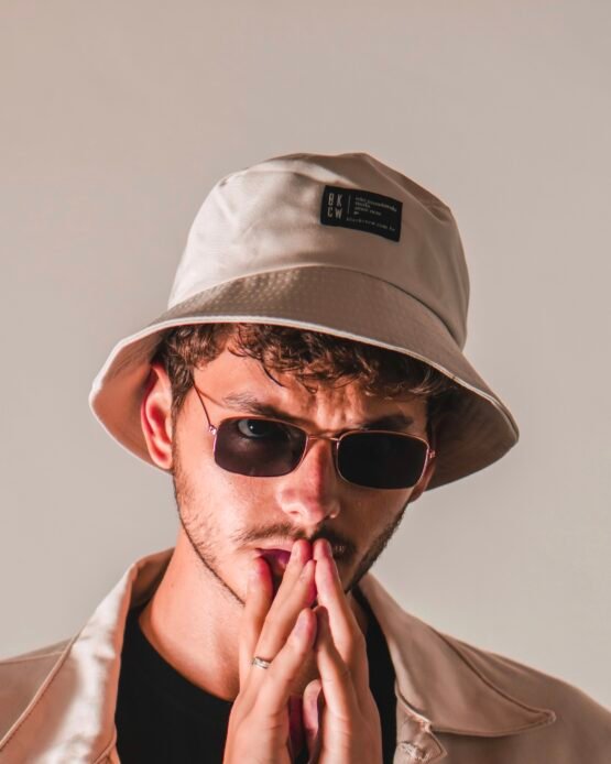 Modelo Masculino usando o Bucket Cream