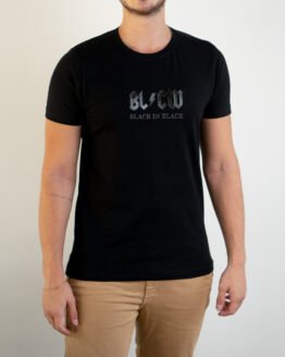 Modelo Masculino usando o Blusão Black in BlackModelo Feminino usando a T-shirt Black in Black