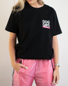 Modelo Feminino usando o Blusão Dog Days