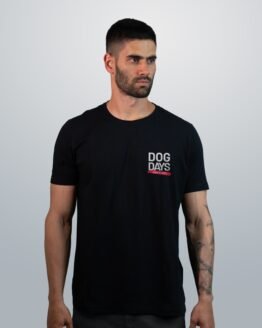 Modelo usando T-shirt Dog Days