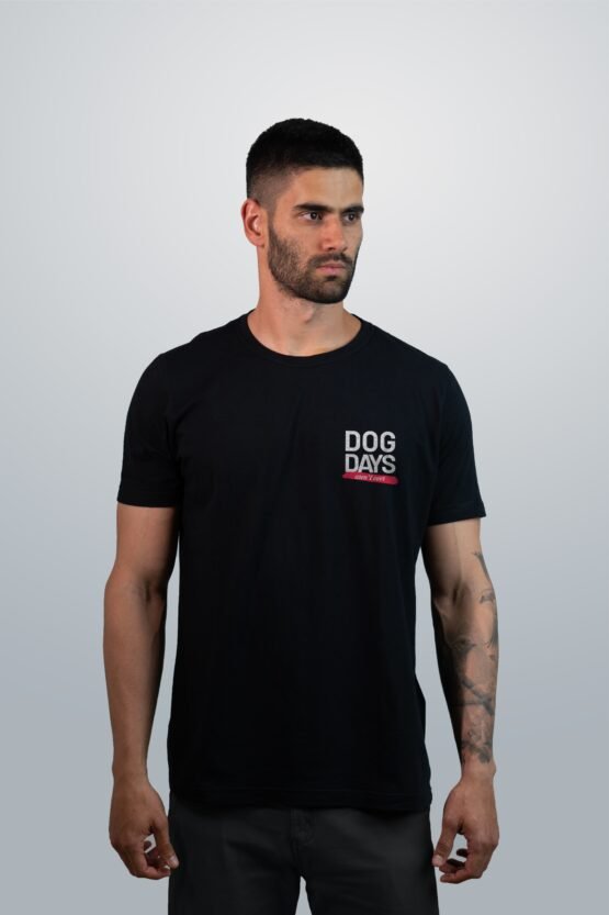 Modelo usando T-shirt Dog Days