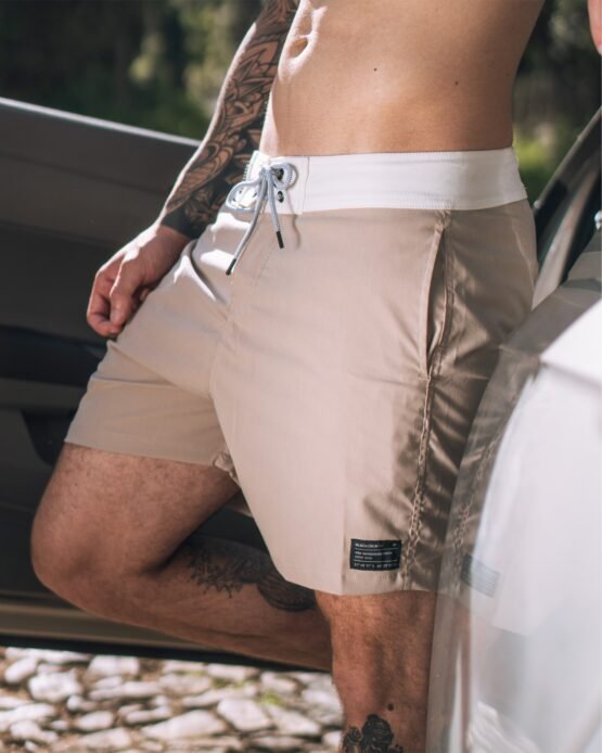 Modelo usando o Boardshort Bege com Off-White