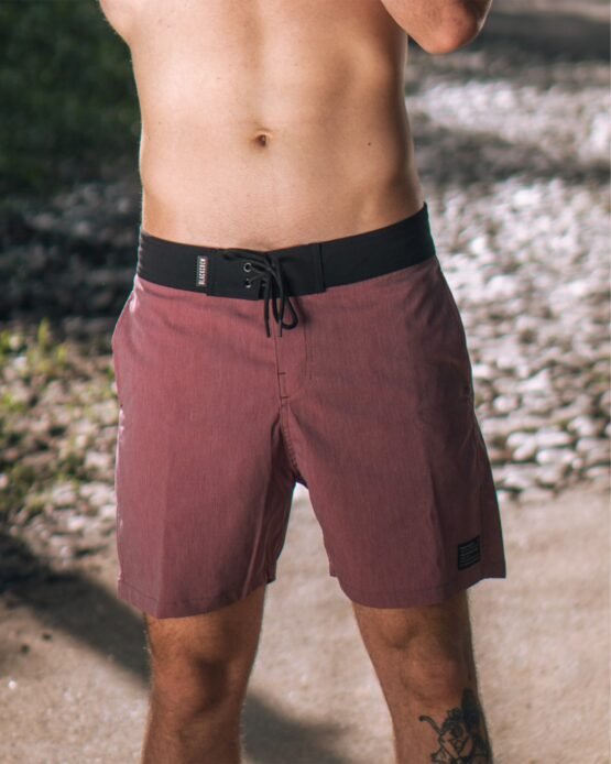 Modelo usando o Boardshort Marrom com Preto