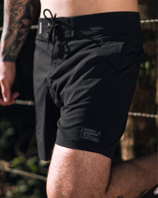Modelo usando o Boardshort All Black