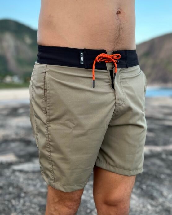 Modelo usando o Boardshort Verde