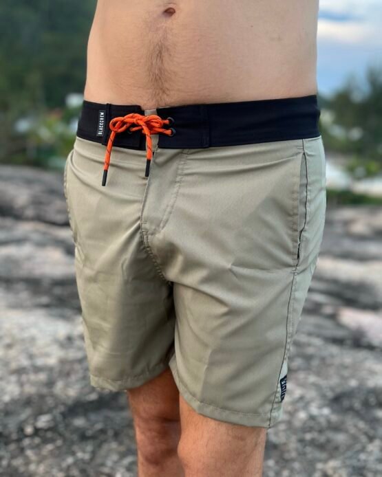 Modelo usando o Boardshort Verde