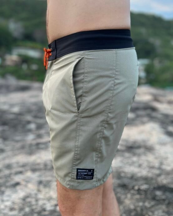 Modelo usando o Boardshort Verde